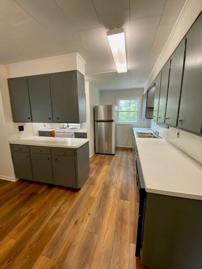 Building Photo - 3 Bedroom Home on Large Lot!