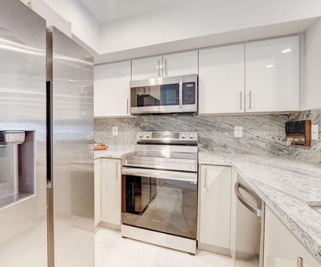 Building Photo - 4/3 Villa Miami Lakes