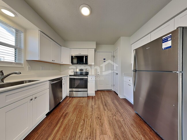 Building Photo - 3270 Village Dr