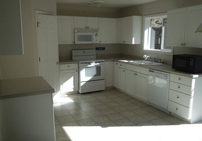 Building Photo - ~Three Bedroom two bath house in Green~
