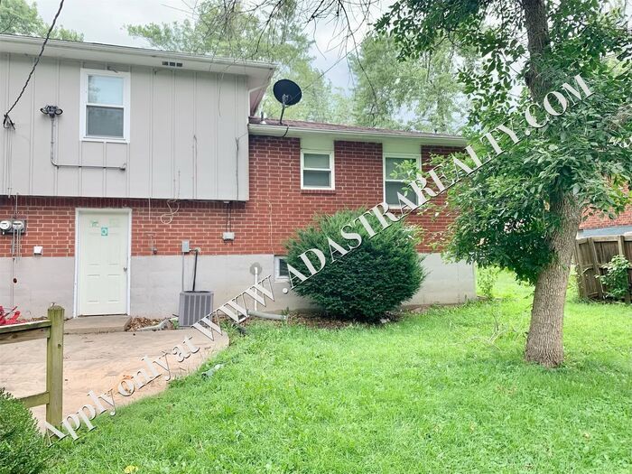 Foto del edificio - Cozy 2 bedroom/1.5 bathroom duplex in Lee'...