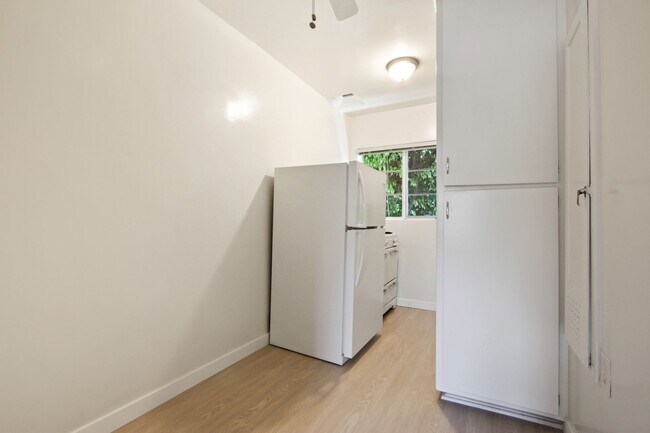 Foto del edificio - 10908 SM Blvd, prime Westwood, near transit