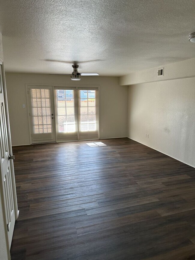 Building Photo - Updated Townhome