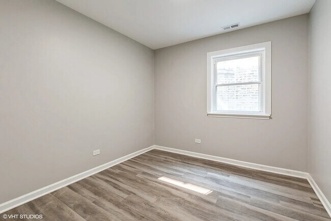 Foto del edificio - 3341 W Fulton Blvd