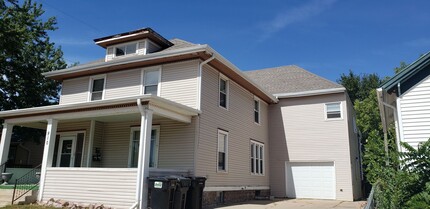Building Photo - 910 W 10th St