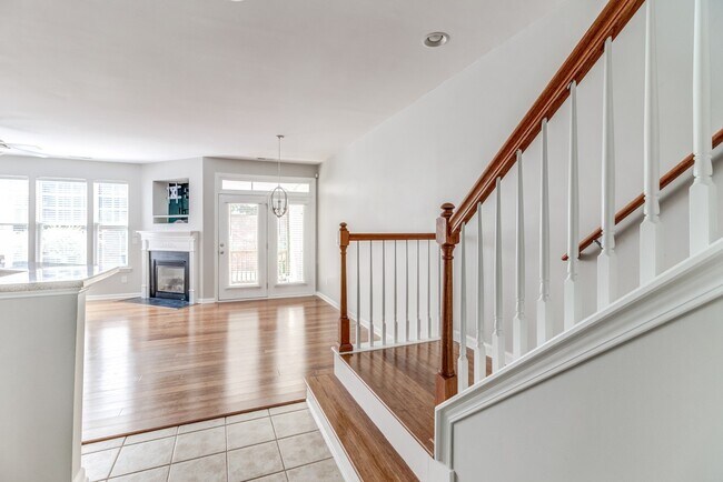 Foto del edificio - Beautiful 3 Bedroom Townhouse in Desirable...