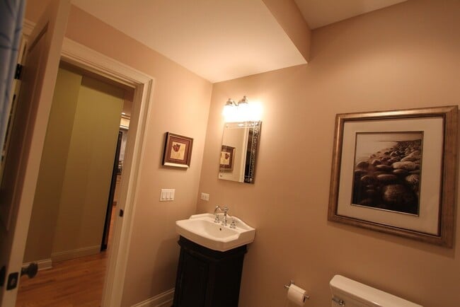 Building Photo - 2033 W Jarvis Ave