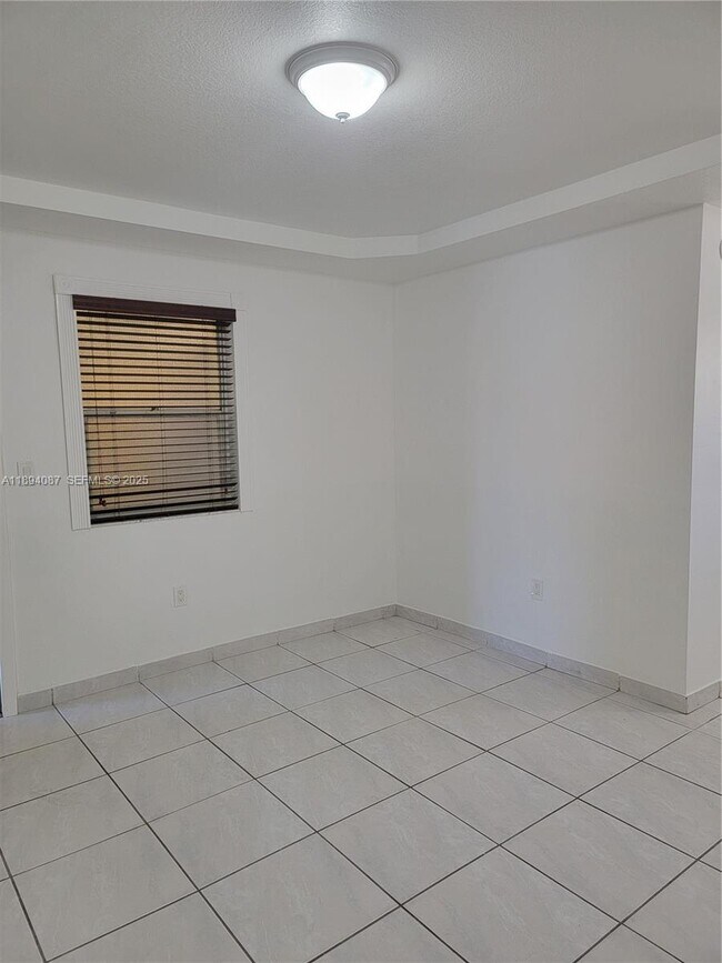 Foto del edificio - 1975 NE 135th St