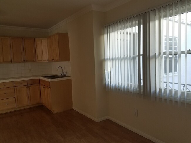 Building Photo - 615 N Rossmore Ave