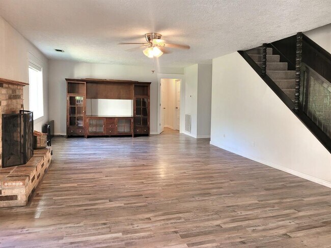 Foto del edificio - 1640 Scroggins Ln