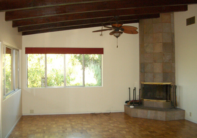 Sala de estar con chimenea a leña de Slate - 1525 Fernwood Pacific Dr