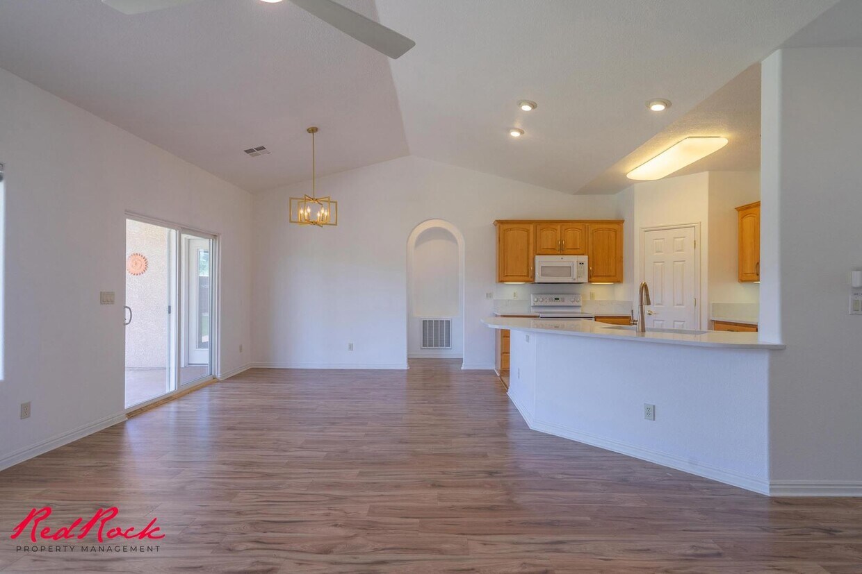 Foto principal - Inviting 3 Bedroom Home with Spacious Livi...
