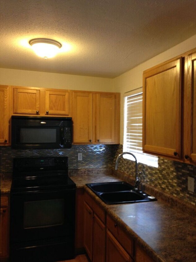 Primary Photo - 1 bed/bath unit close to everything!
