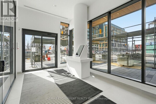 Photo du bâtiment - 2075 Lakeshore Rd.