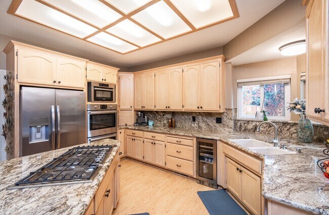 Foto del edificio - 841 Oak Crest Cir