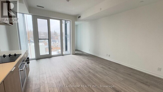 Photo du bâtiment - 2020 Bathurst St