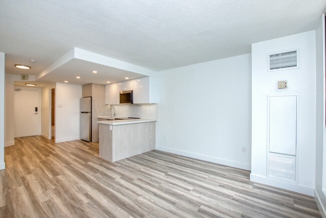 Photo - 1101 Bay Apartments