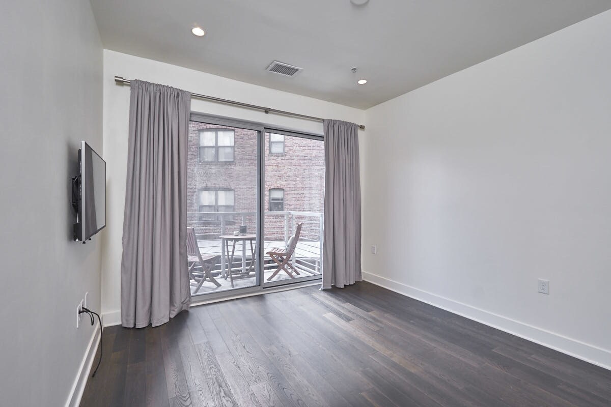 Foto principal - 2550 17th St NW
