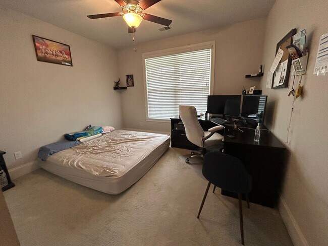 Foto del edificio - 413 Kinross Ln