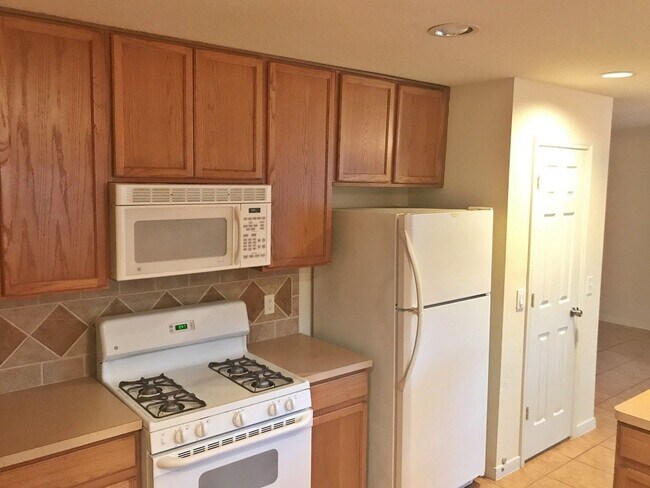 Foto del edificio - 17406 Hoover Gardens Dr