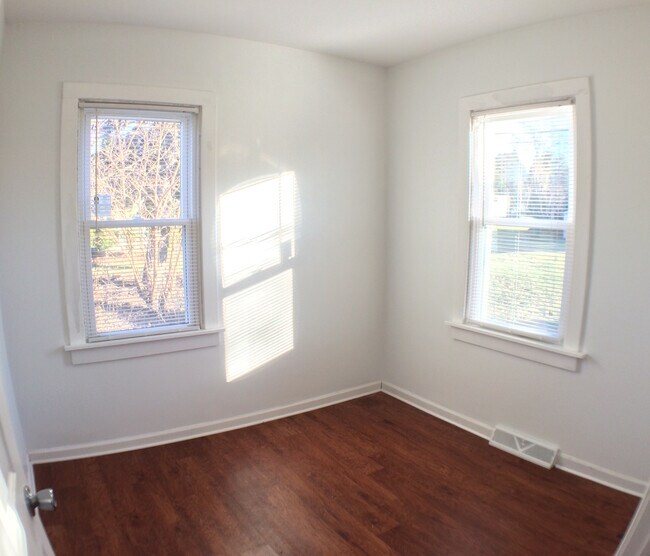 Building Photo - 309 E Traube Ave
