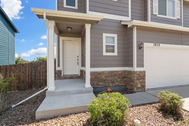 Building Photo - Spacious 4-Bed Home Minutes from Fort Cars...
