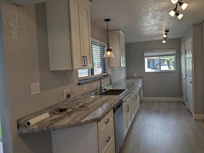Building Photo - Beautiful 4 Bedroom Home with a View