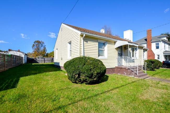 Building Photo - 1115 Avon St