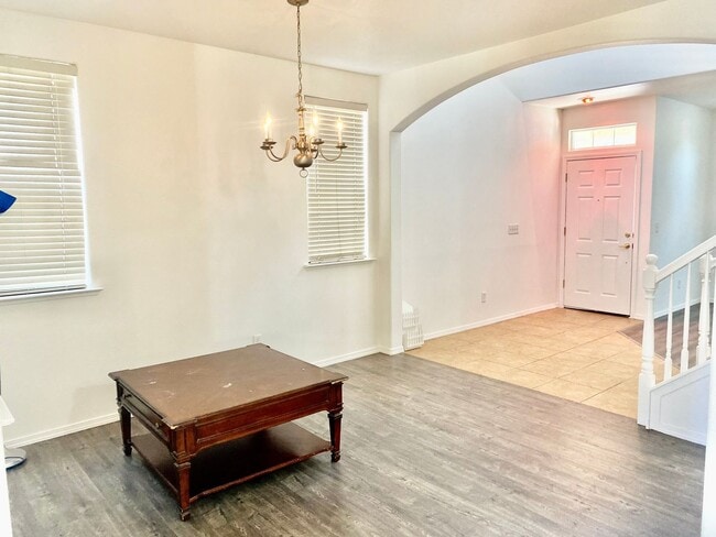 Building Photo - Spacious 4/2.5 off Fig Garden Loop