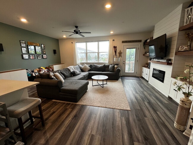Building Photo - 3211 Trillium Cir