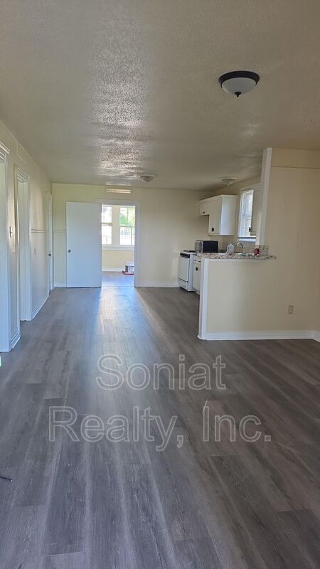 Building Photo - 8025 Pompano St