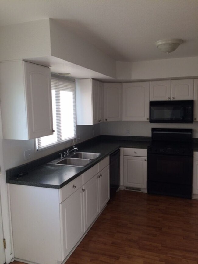Building Photo - 5541-5547 Christopher Ct