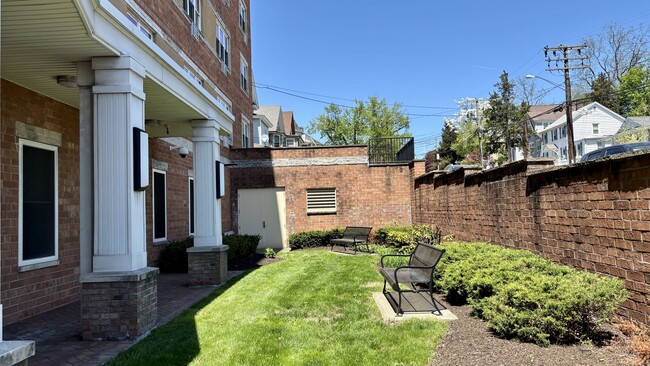 Building Photo - 18 Quintard Terrace