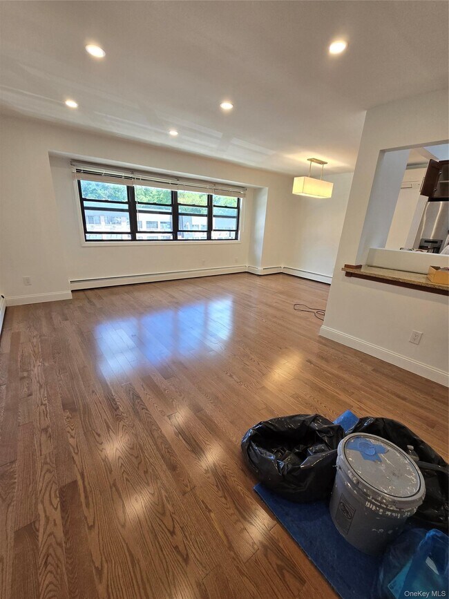 Foto del edificio - 240-36-240-70 70th Ave