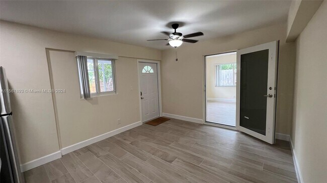 Building Photo - 2561 NE 10th Ct