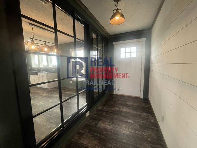 Foto del edificio - 3 Bed / 2 Bath Farmhouse Styled Home – Move In Ready