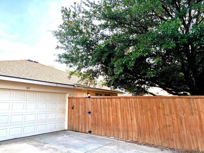 Building Photo - 745 Grambling Dr