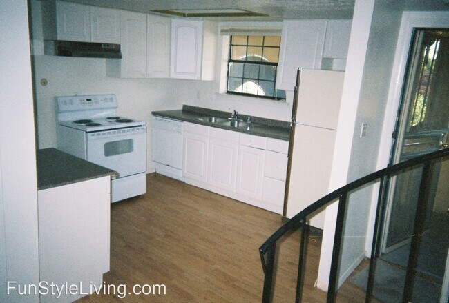 Building Photo - 320 La Veta Dr