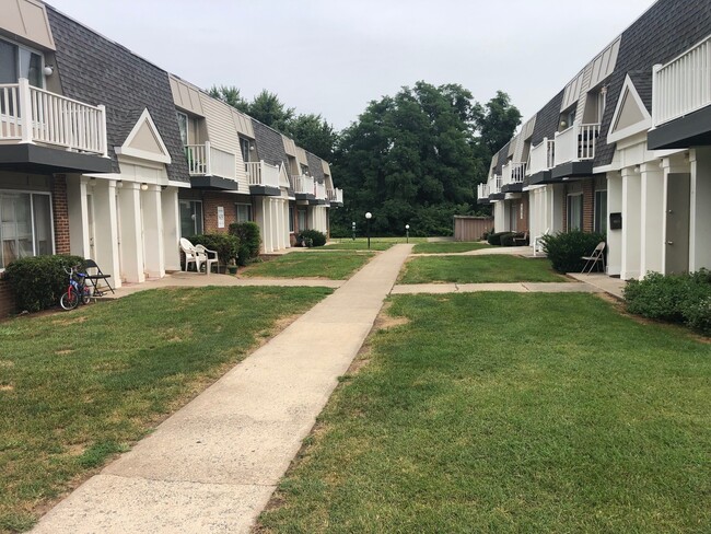 Building Photo - Willow Garden Apartments
