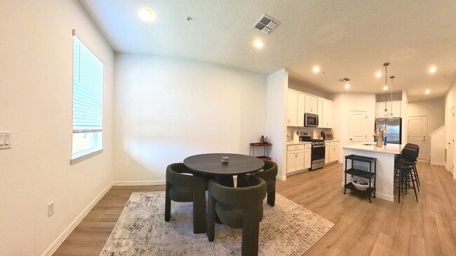 Building Photo - 554 Orient Ave