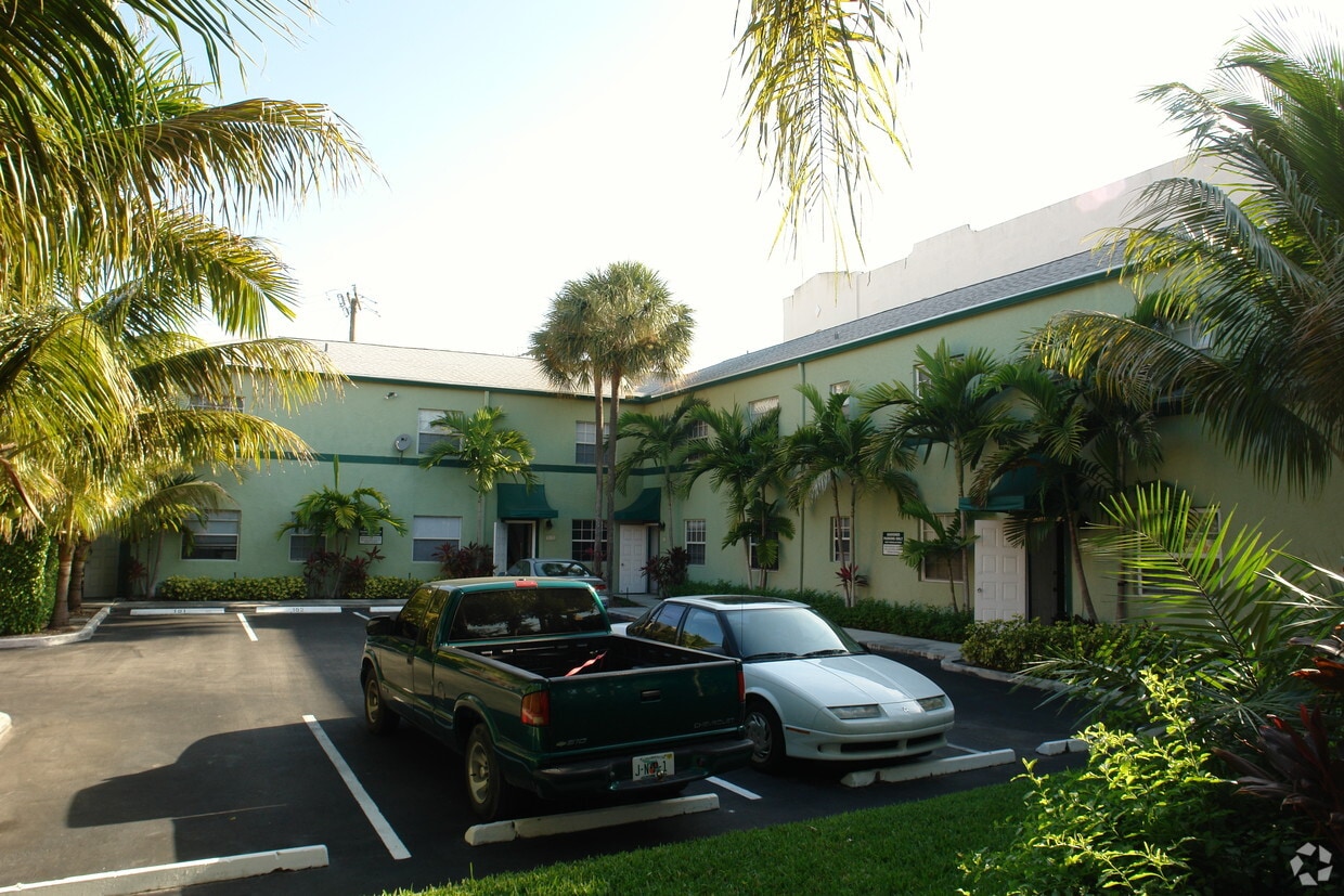 Primary Photo - 323 Almeria Rd