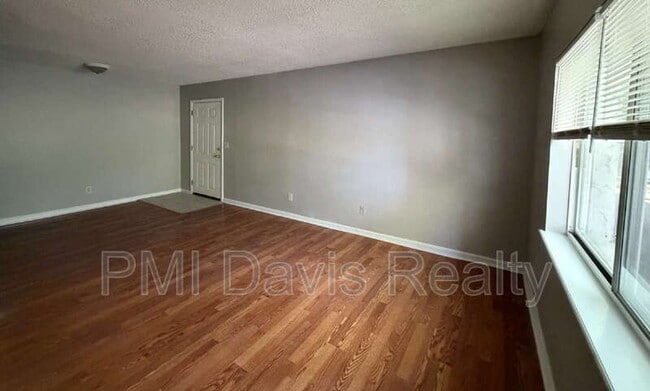 Building Photo - 1845 Lindberg Dr