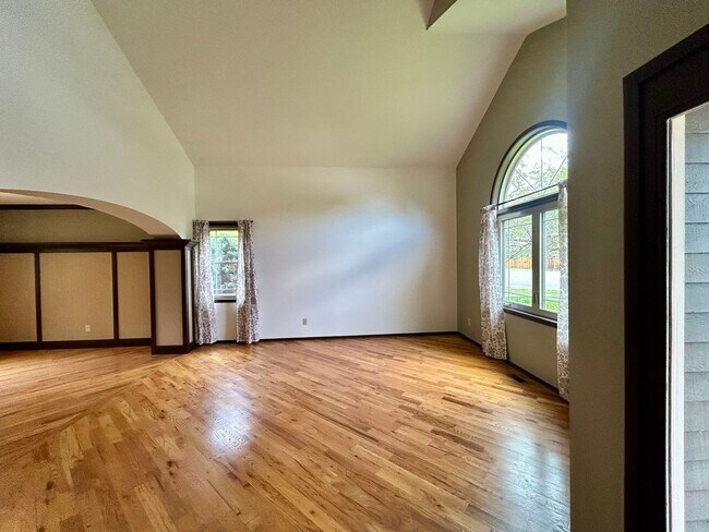 Foto del edificio - Beautiful 5 Bedroom Home with Large Private Yard