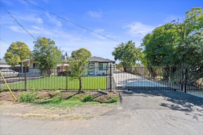 Foto del edificio - 4BR Home on 0.35-Acre Lot | Owned Solar