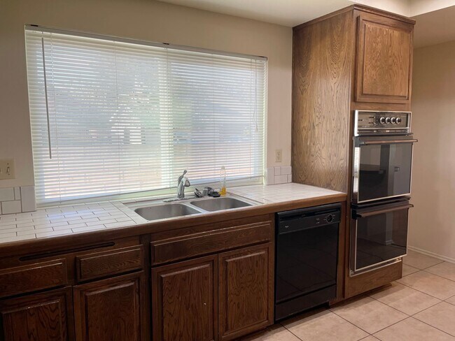 Building Photo - Beautiful Non-Smoking Wildwood Single Stor...