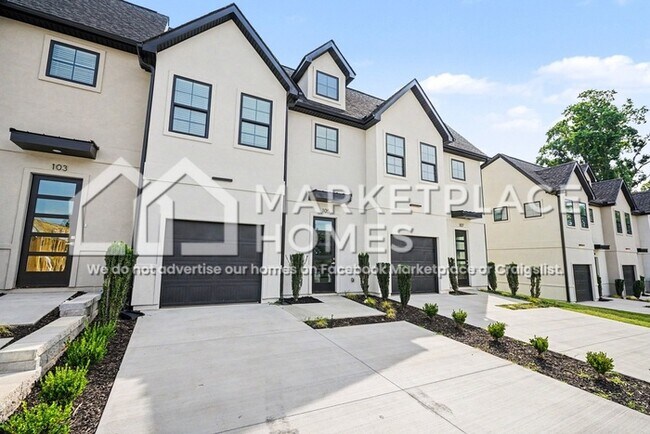 Photo - 105 Taverly Dr House