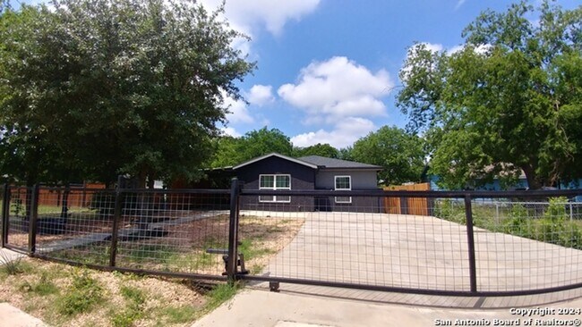 Building Photo - 4 Bedroom home near St. Mary's University!