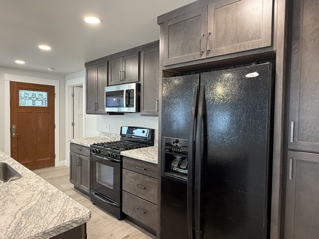 Foto del edificio - 2410 Rosewyn Ln