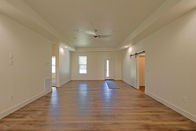 Foto del edificio - 7580 E Bay Blvd