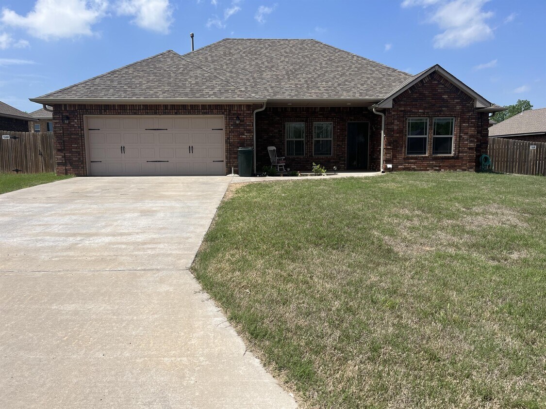 33 Blue Meadow Dr, Elgin, OK 73538 House Rental in Elgin, OK